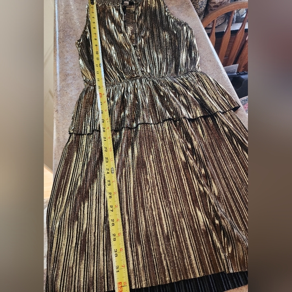 Moon River Gold Metallic Plisse Peplum Mini Dress Size Small - Picture 8 of 12